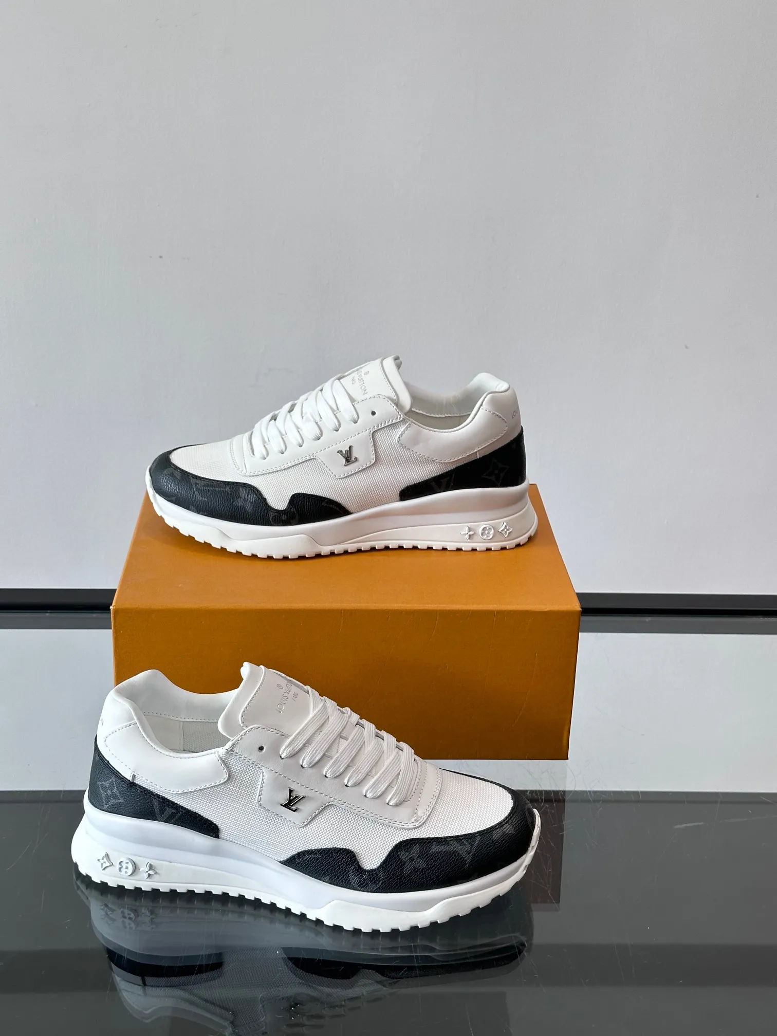 Men's Men's Shoes 💰500 [New Style] 🐡🐡LV🆕RUN AWAY sneakers, this Run Away sneaker is made of first-layer cowhide leather and breathable original material. The wedge-shaped rubber outsole continues the running shoe design, embellished with Monogram flowers, the L V letter is marked on the tongue, and the Louis Vuitton Paris logo is embellished on the back. Paired with brand logo cotton feet, the mesh lining and heel are spliced ​​and wrapped in cowhide, making the upper foot comfortable and breathable! size: 39-44 (38.45.46 customized)
